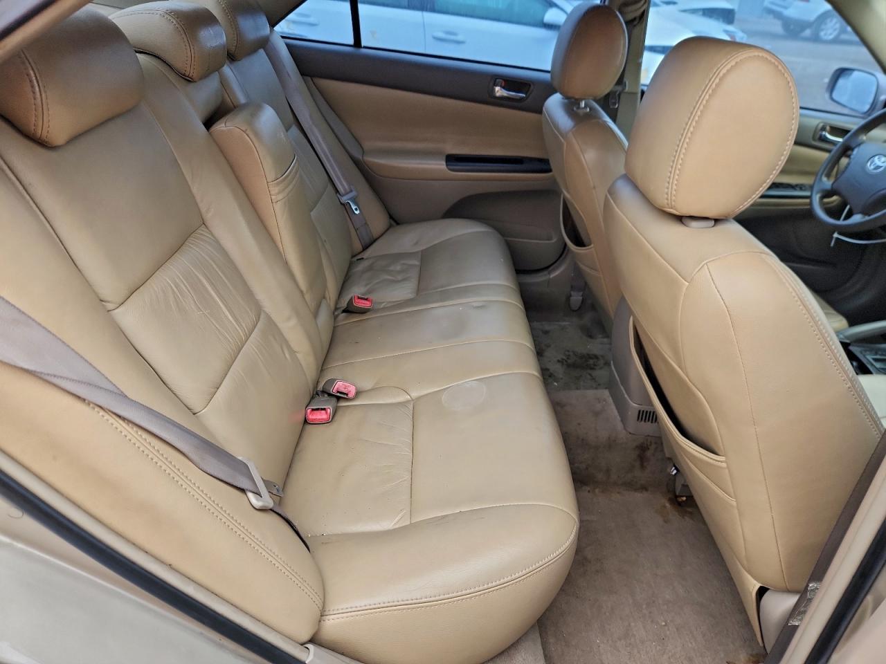 Toyota Camry Le Image 8