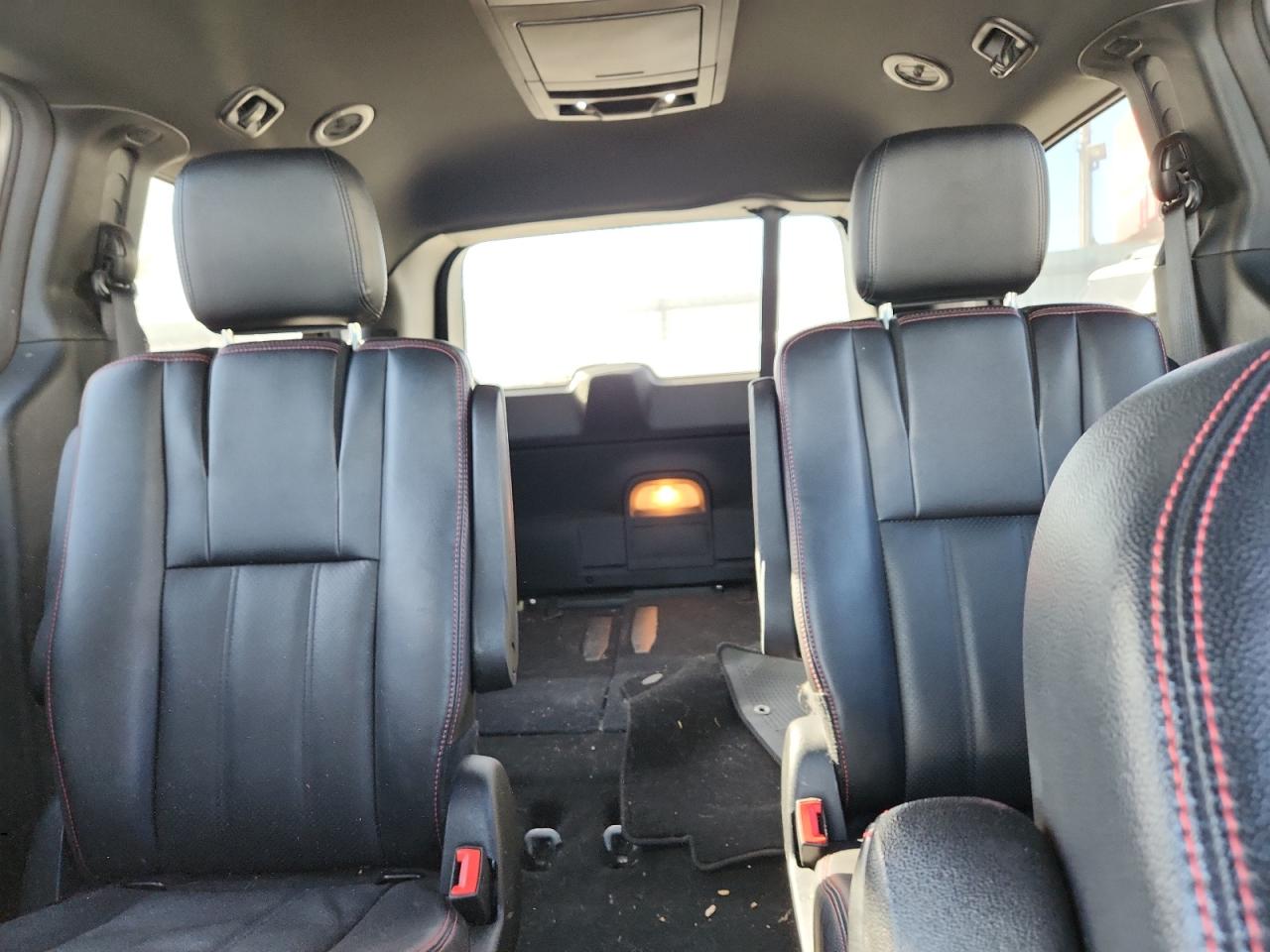 Dodge Caravan R/t Image 12