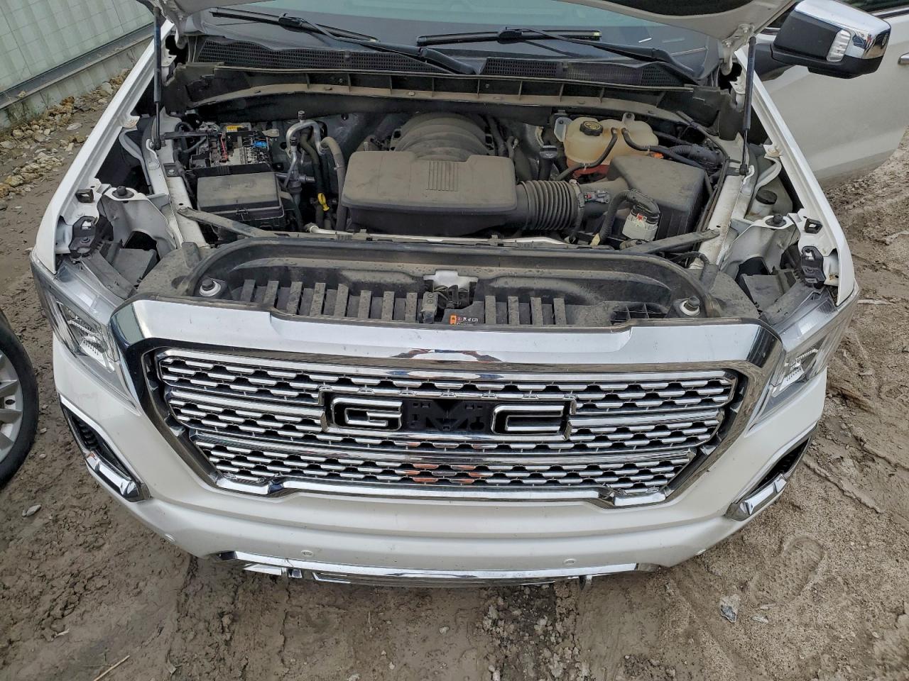 GMC Sierra K1500 Denali Image 8