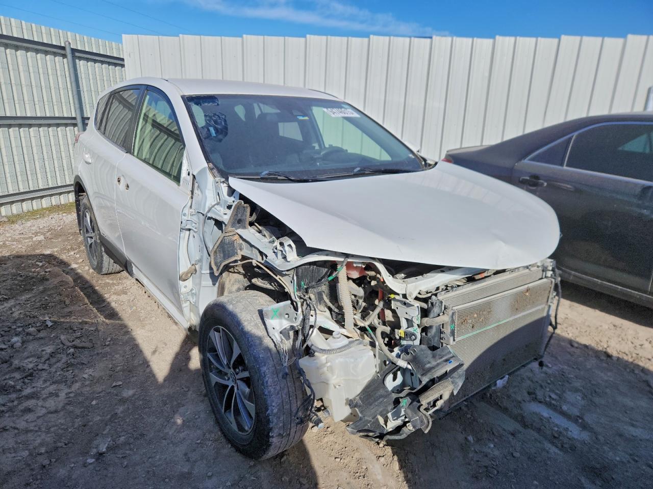 Toyota RAV4 Le Image 3