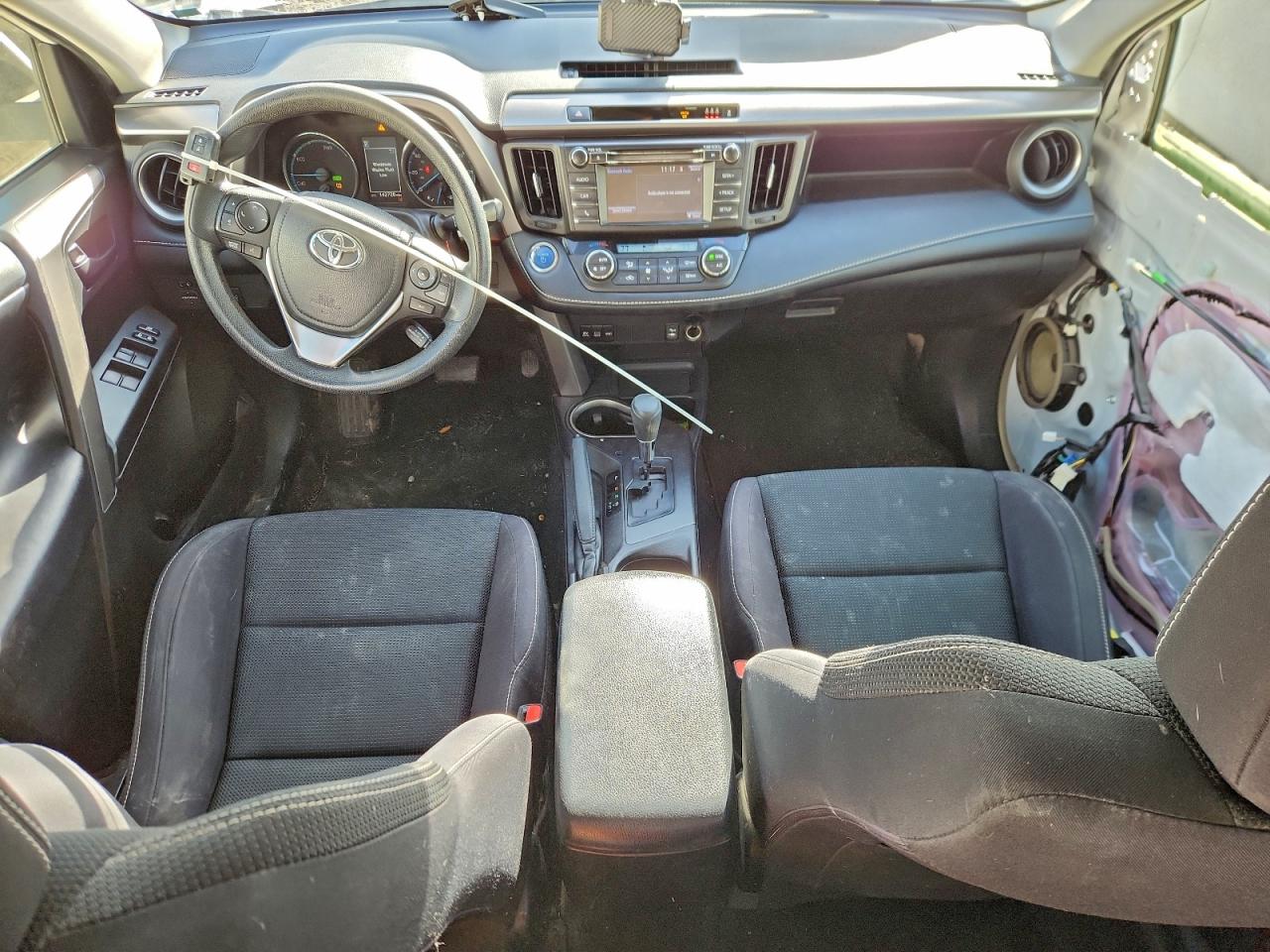 Toyota RAV4 Le Image 9