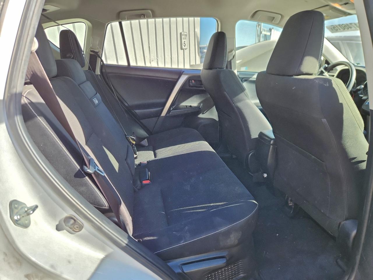 Toyota RAV4 Le Image 10