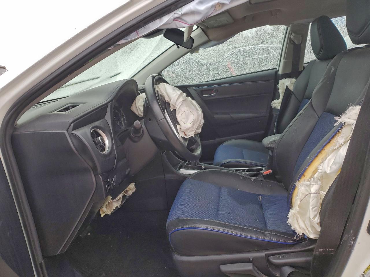 Toyota Corolla L Image 8