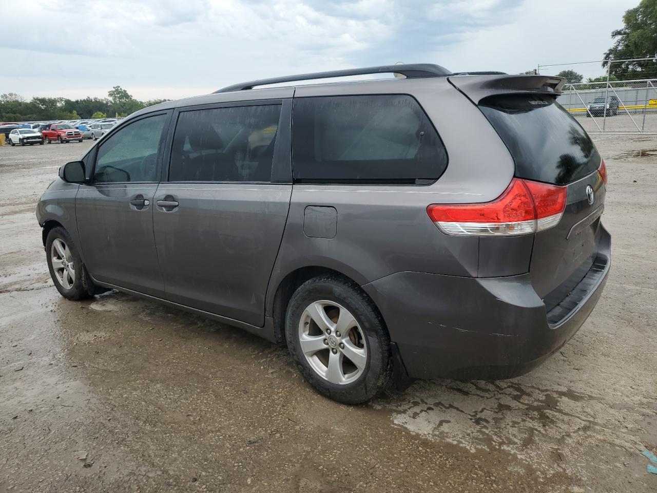 Toyota Sienna Le Image 3