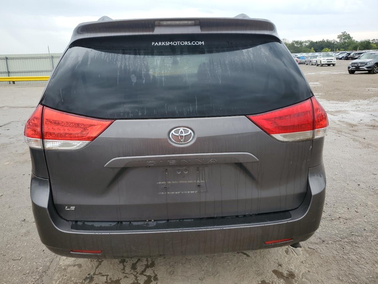 Toyota Sienna Le Image 4