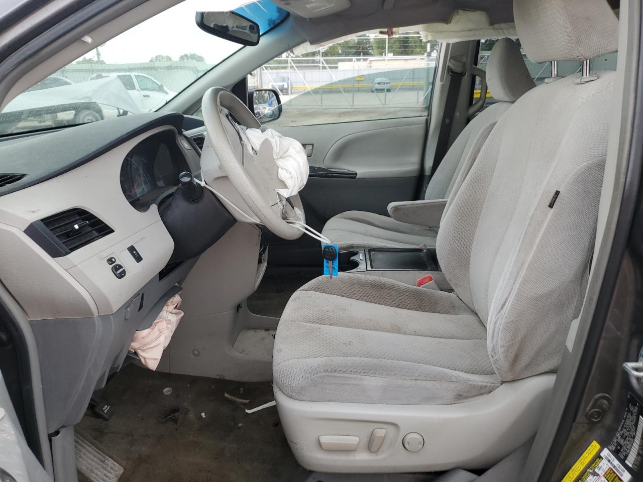 Toyota Sienna Le Image 8