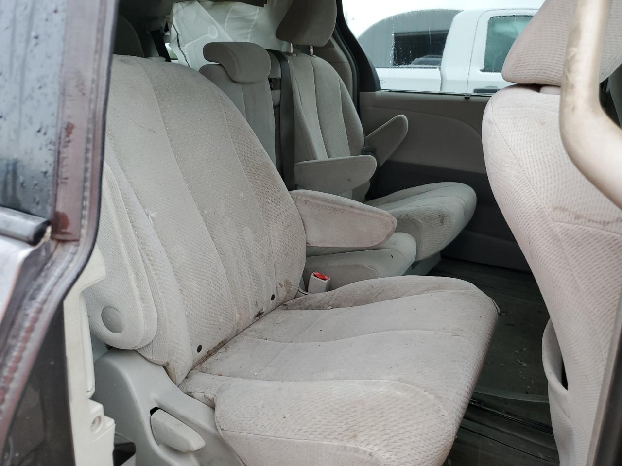 Toyota Sienna Le Image 12