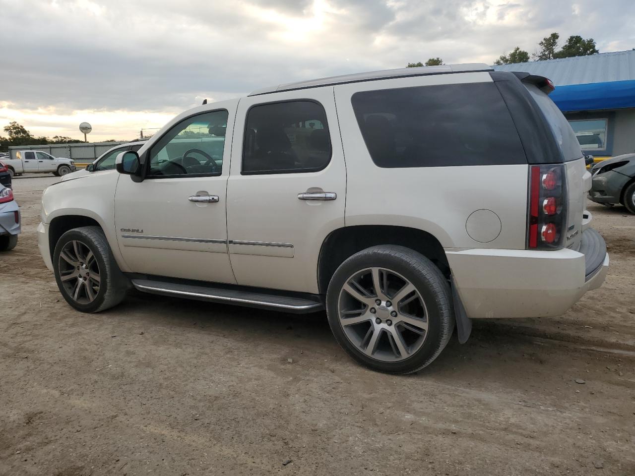 GMC Yukon Denali Image 8