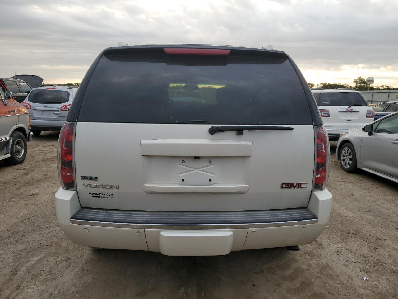 GMC Yukon Denali Image 9