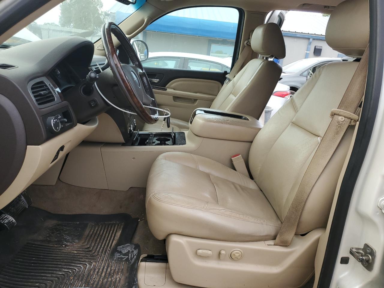 GMC Yukon Denali Image 7