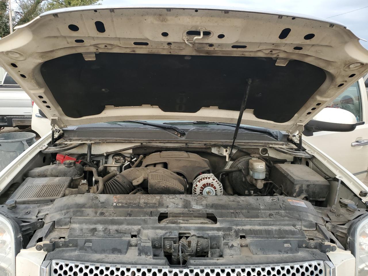 GMC Yukon Denali Image 3