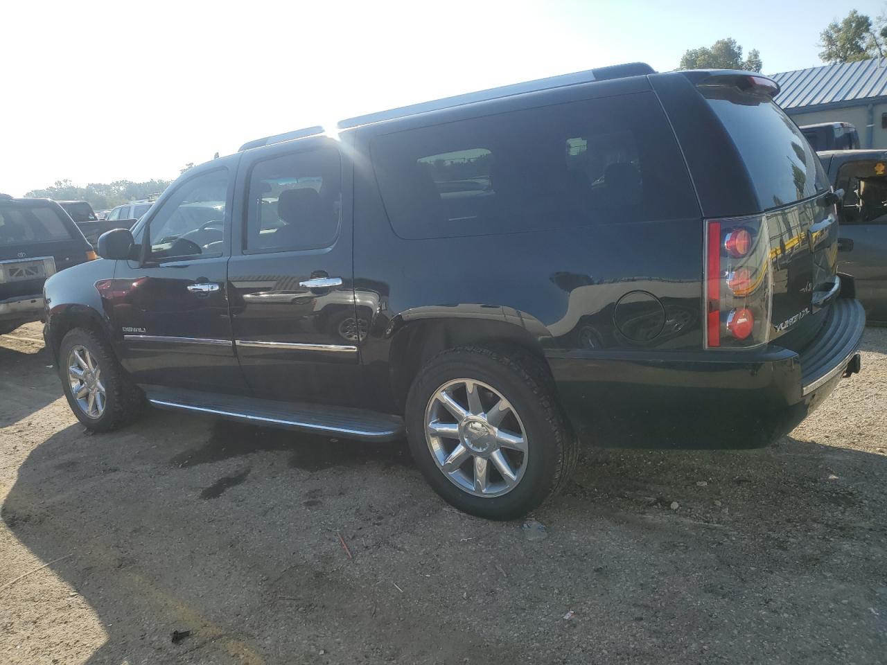 GMC Yukon Denali Image 4