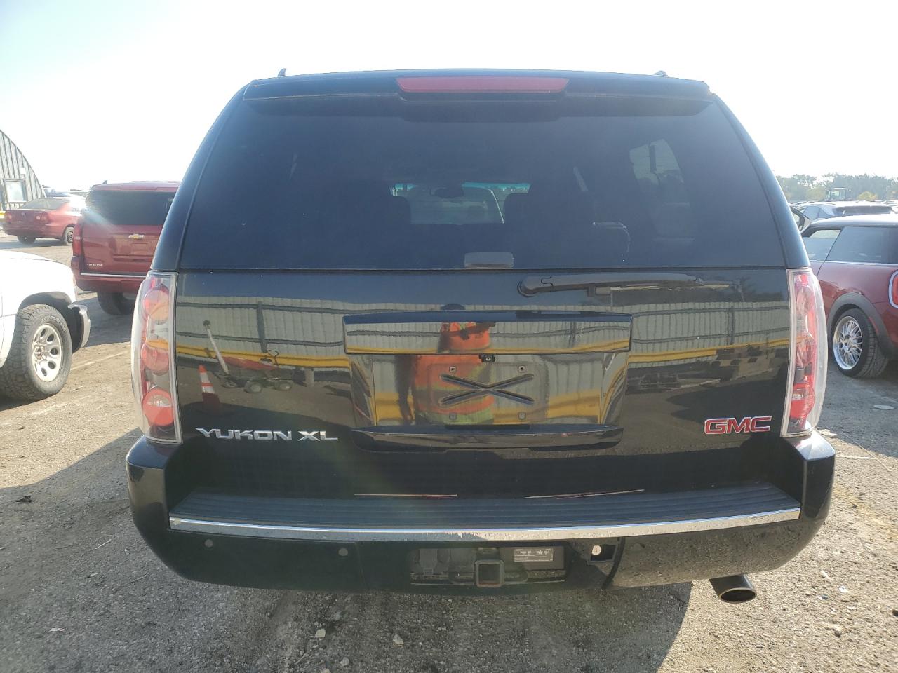 GMC Yukon Denali Image 10