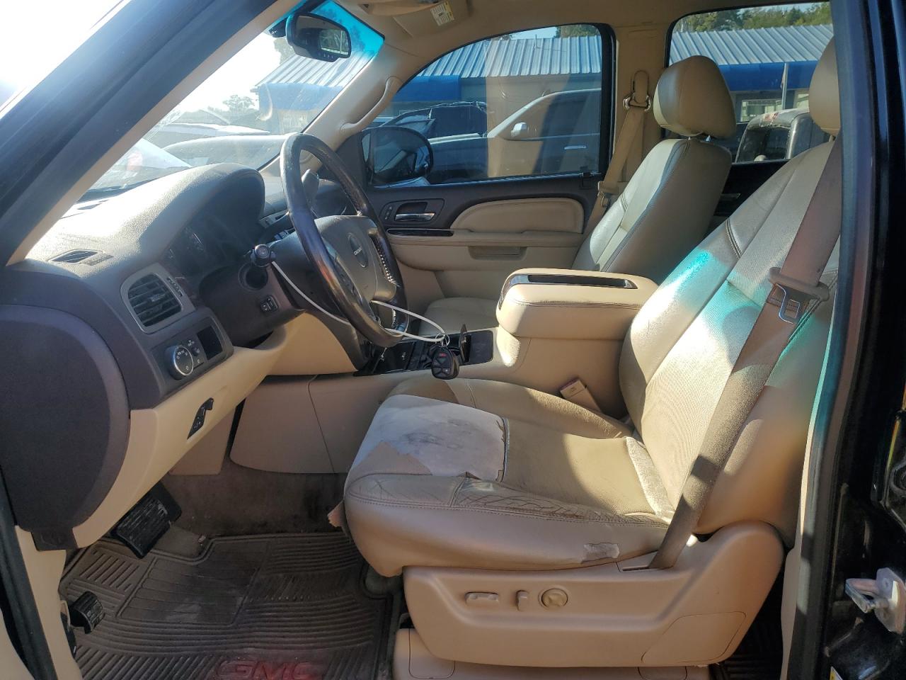 GMC Yukon Denali Image 7