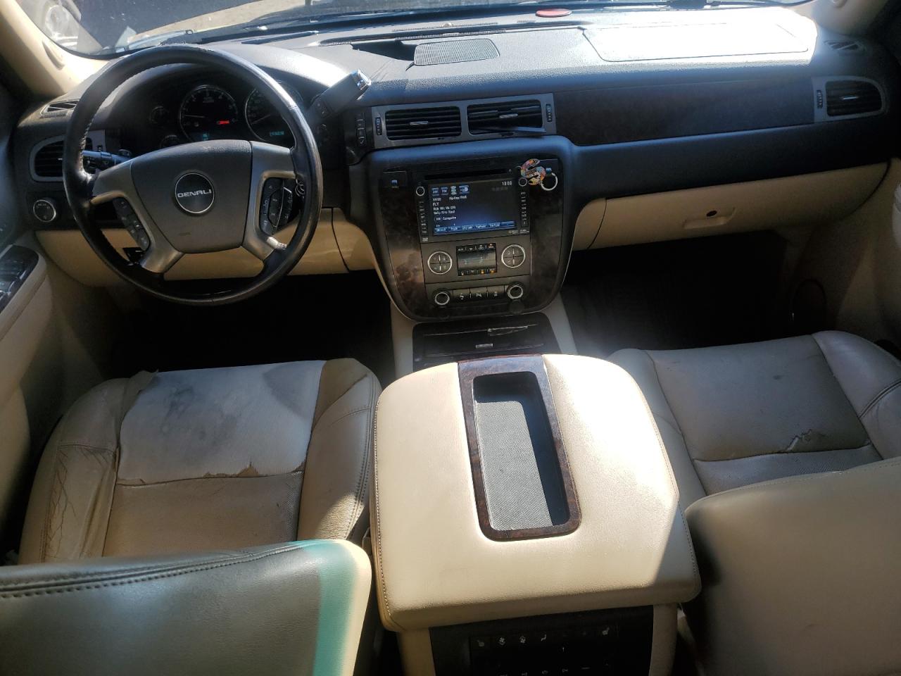 GMC Yukon Denali Image 8