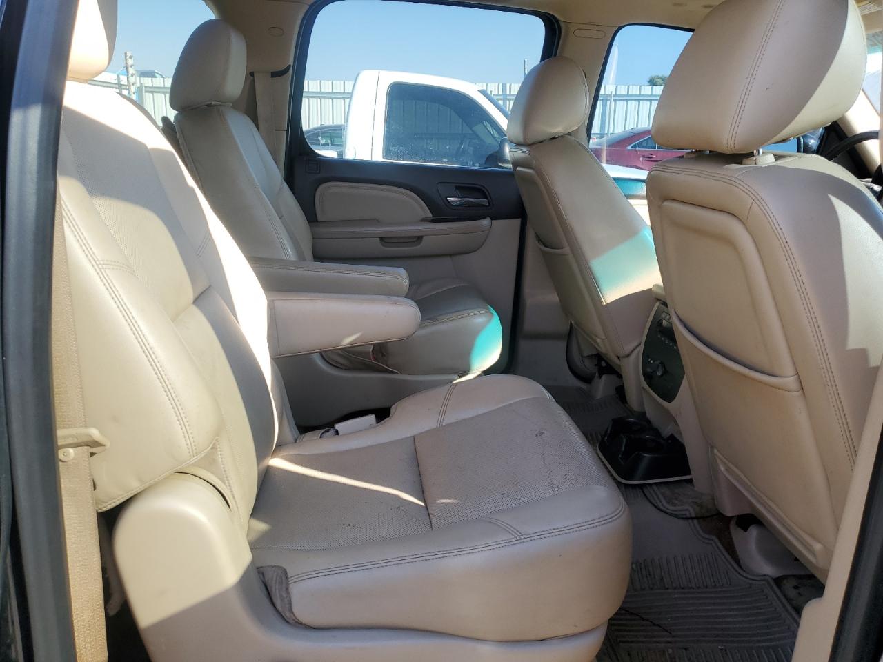 GMC Yukon Denali Image 13