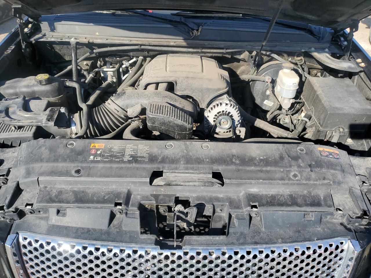 GMC Yukon Denali Image 9