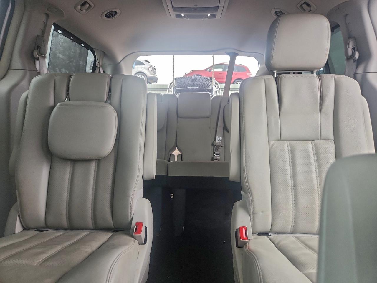 Chrysler Minivan Touring L Image 10