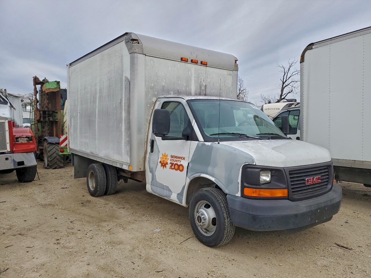 GMC Savana Cutaway G3500 Image 1