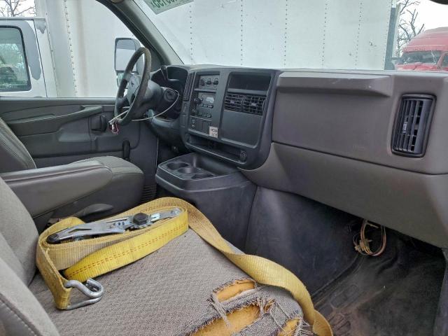 GMC Savana Cutaway G3500 Image 8