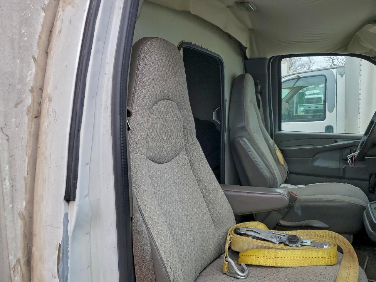 GMC Savana Cutaway G3500 Image 9