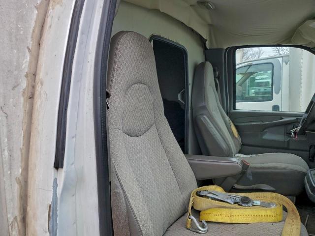 GMC Savana Cutaway G3500 Image 9