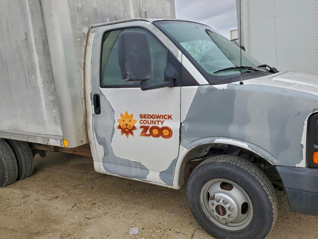 GMC Savana Cutaway G3500 Image 2