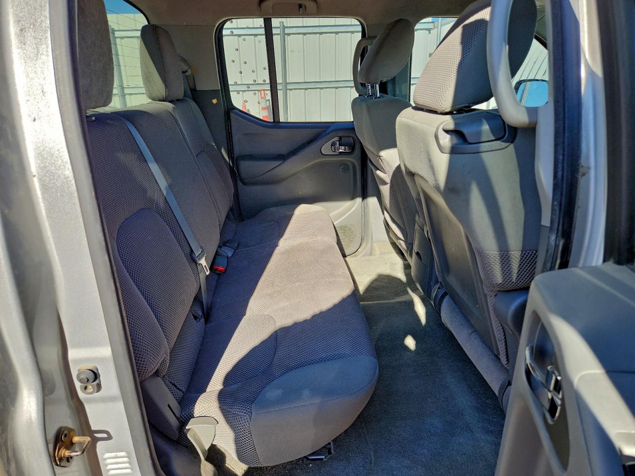 Nissan Frontier S Image 12