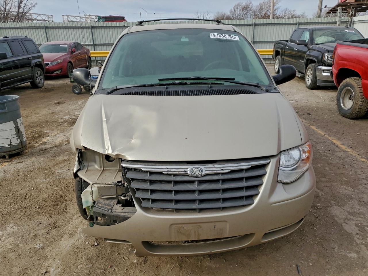 Chrysler Minivan Touring Image 3