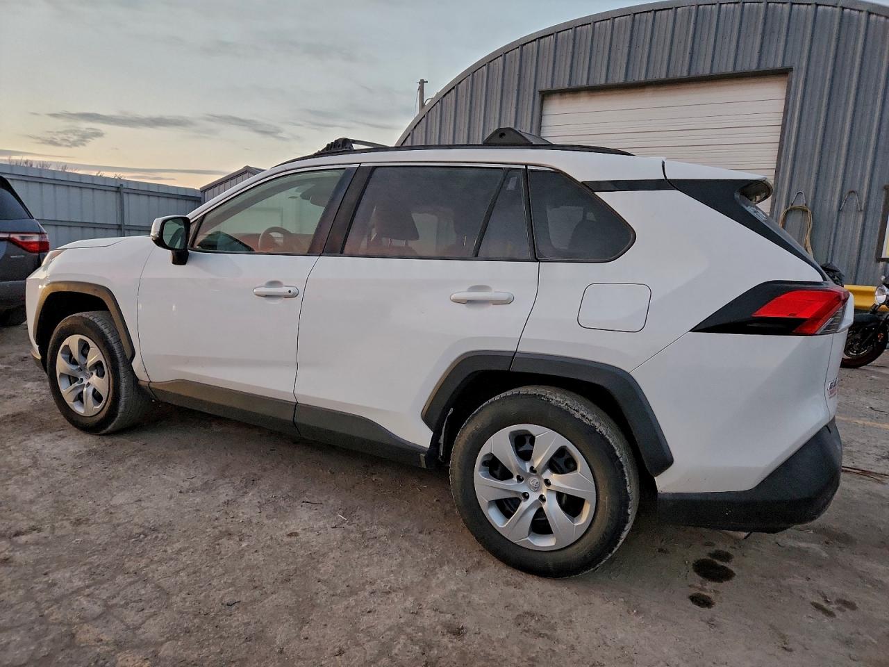 Toyota RAV4 Le Image 2