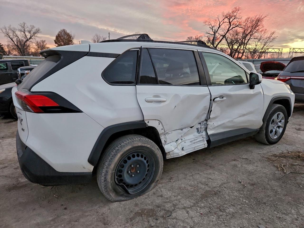 Toyota RAV4 Le Image 13