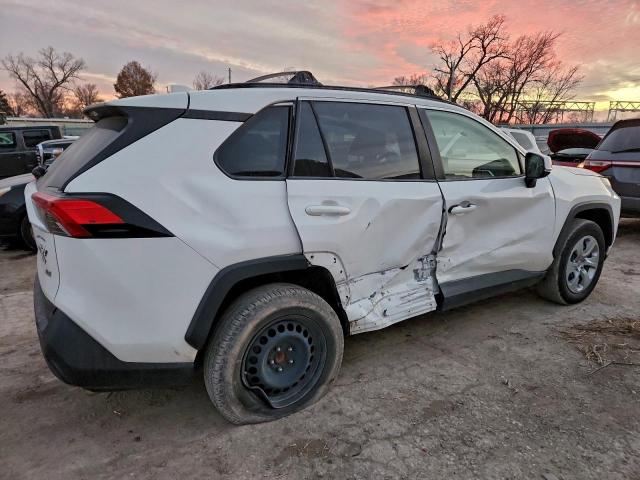 Toyota RAV4 Le Image 13