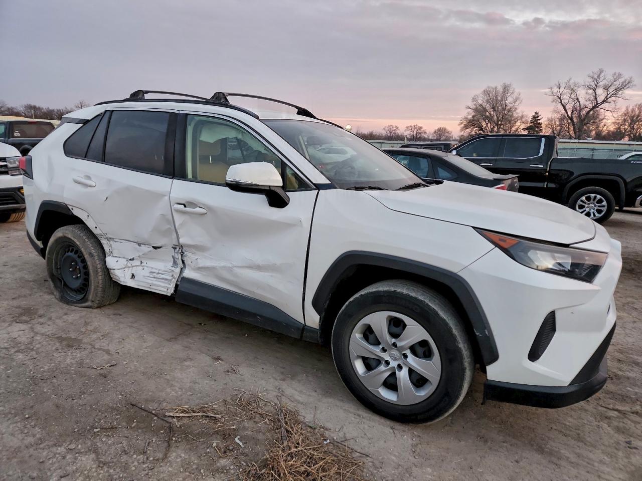 Toyota RAV4 Le Image 5