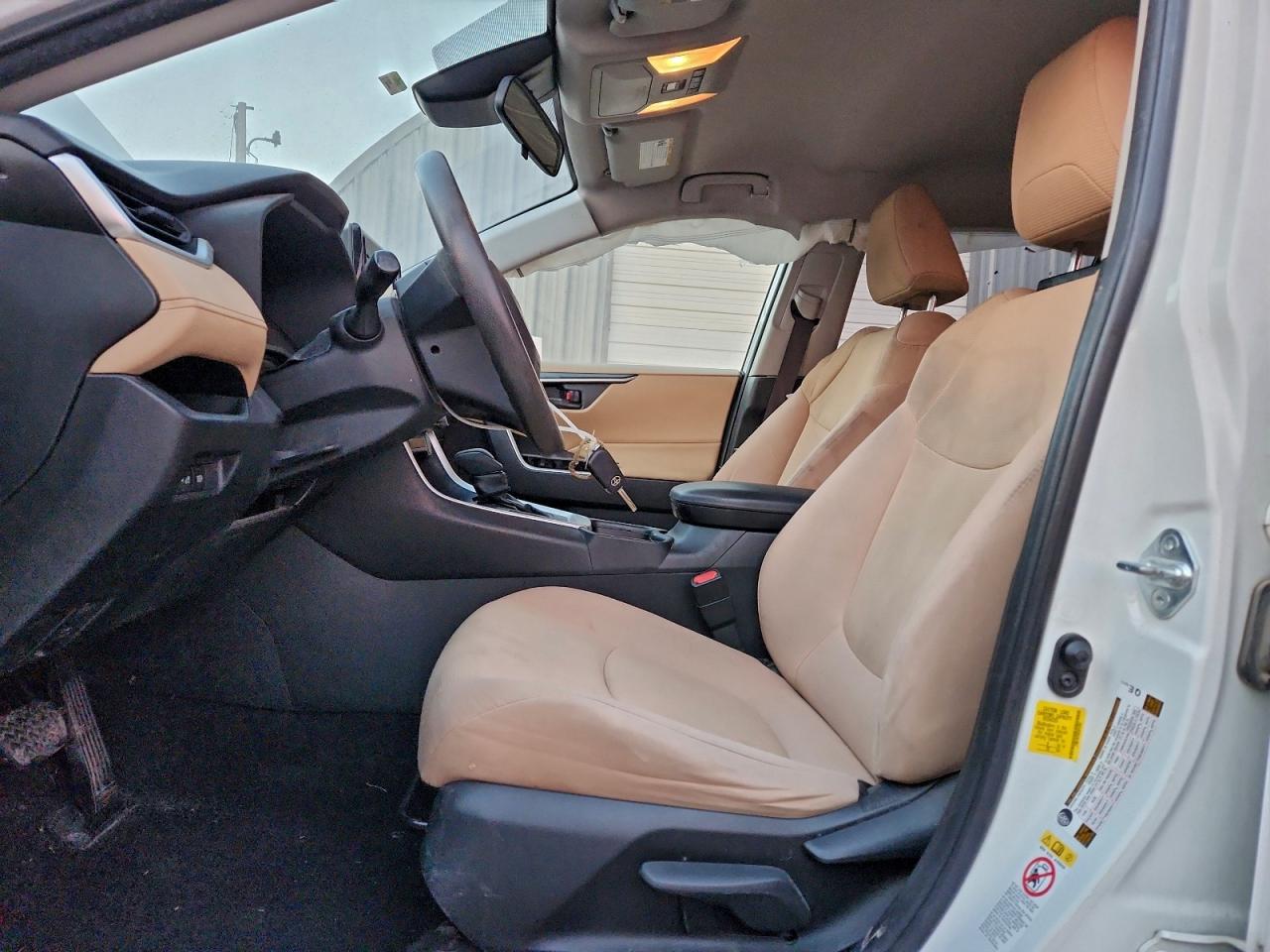 Toyota RAV4 Le Image 6