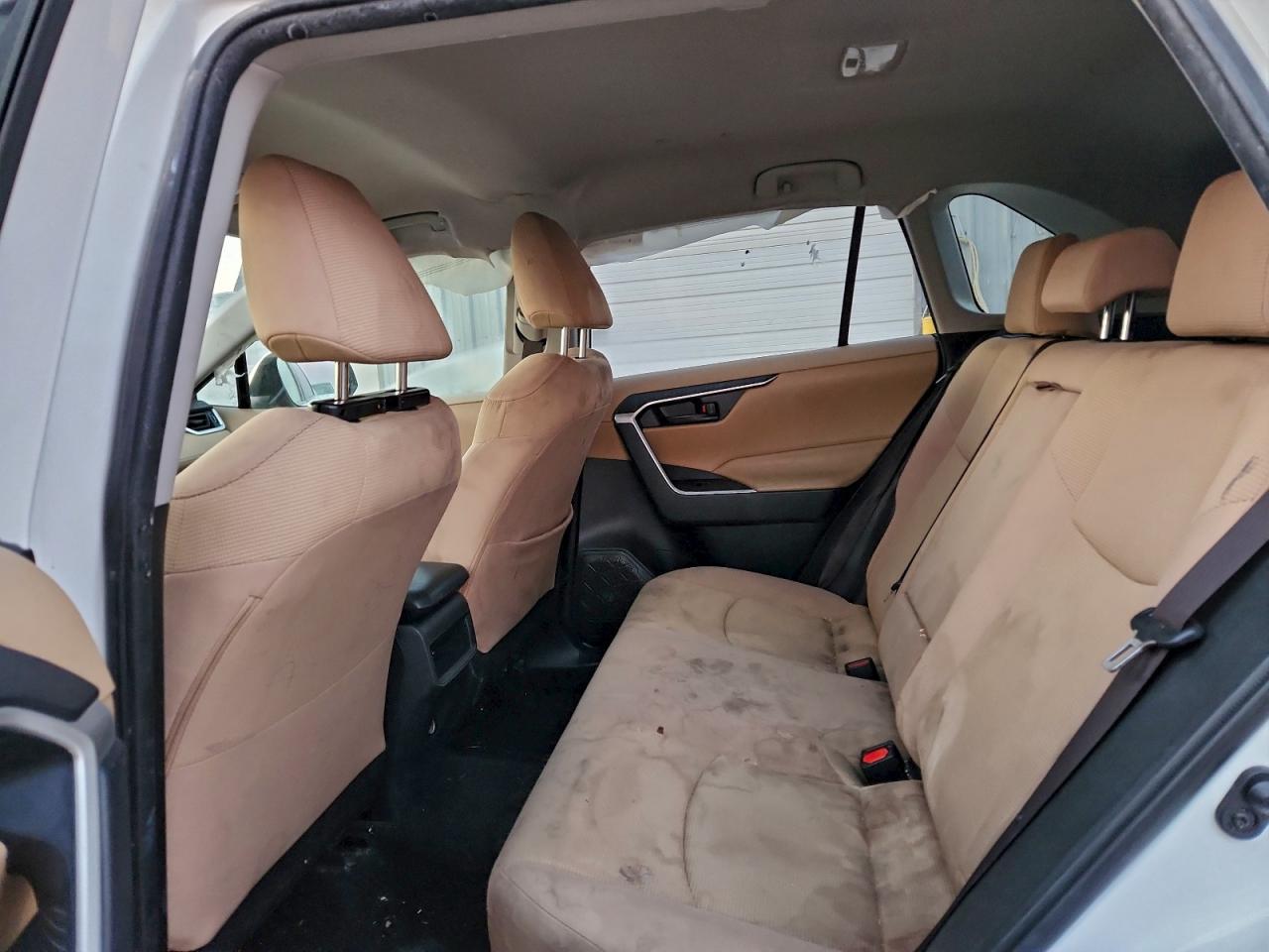 Toyota RAV4 Le Image 9