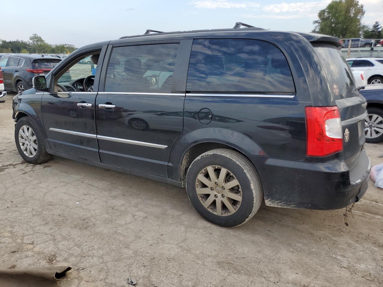 Chrysler Minivan Touring L Image 4