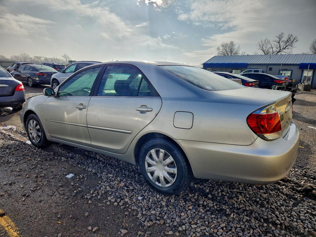 Toyota Camry Le Image 4