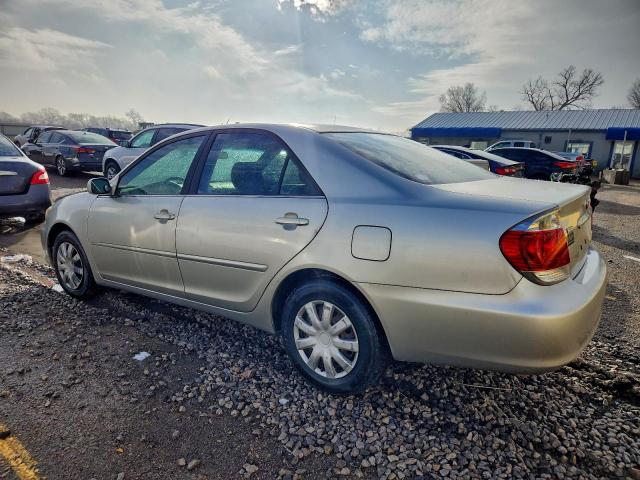 Toyota Camry Le Image 4