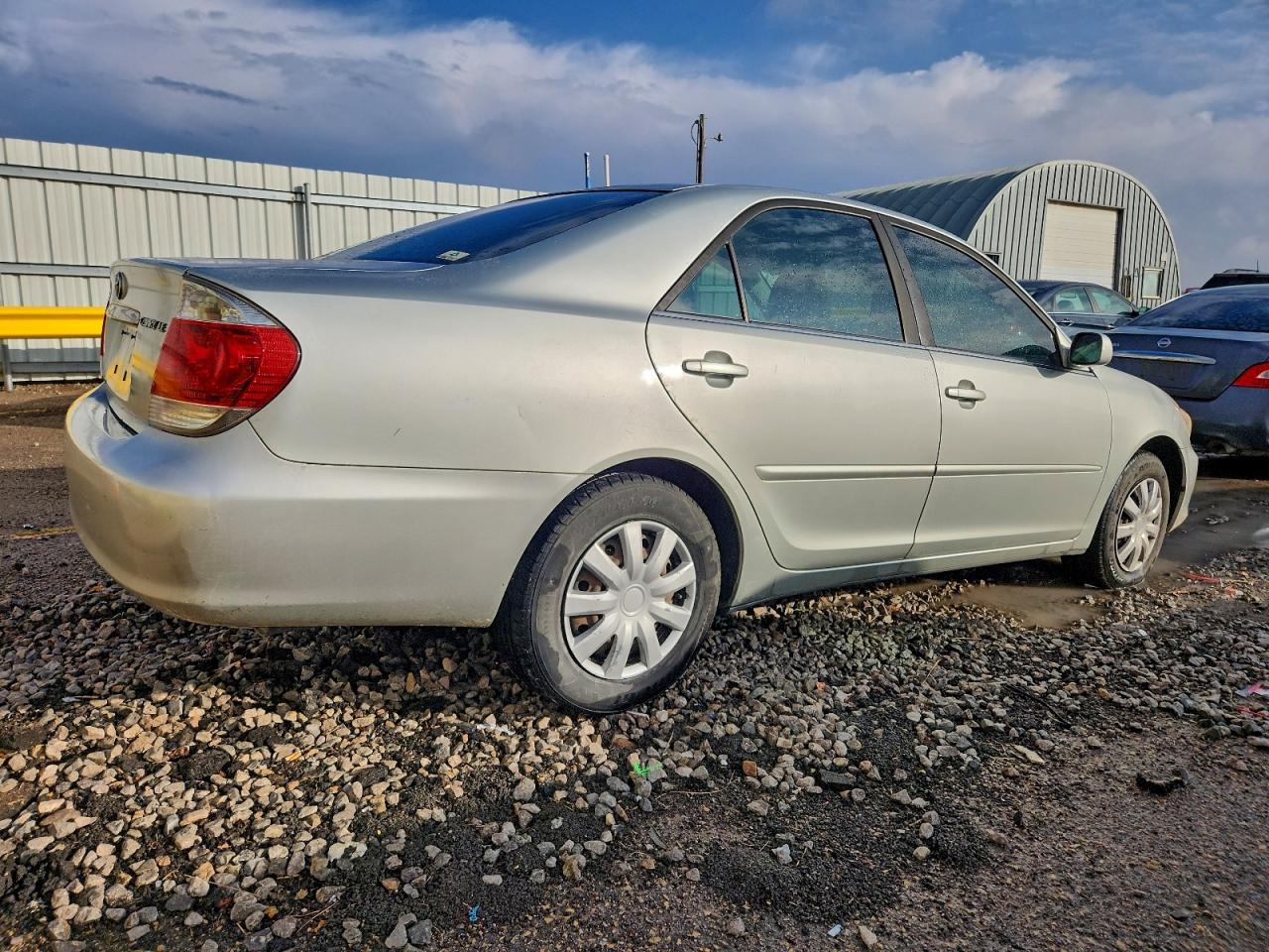 Toyota Camry Le Image 2