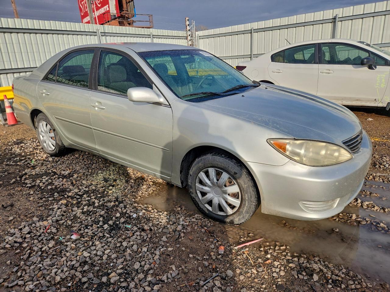 Toyota Camry Le Image 3