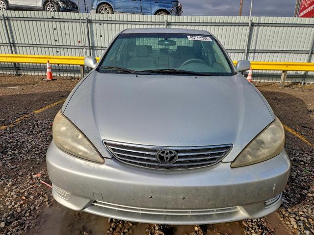 Toyota Camry Le Image 5