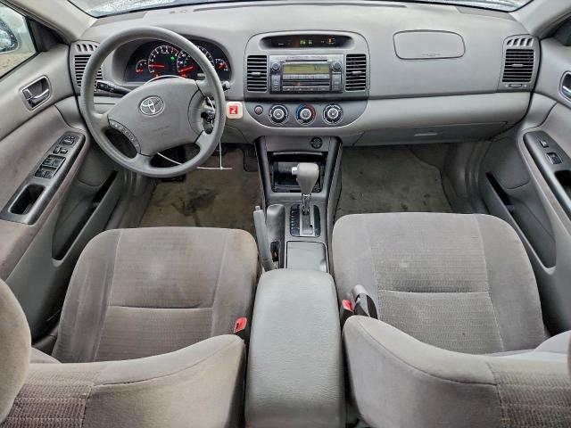Toyota Camry Le Image 11