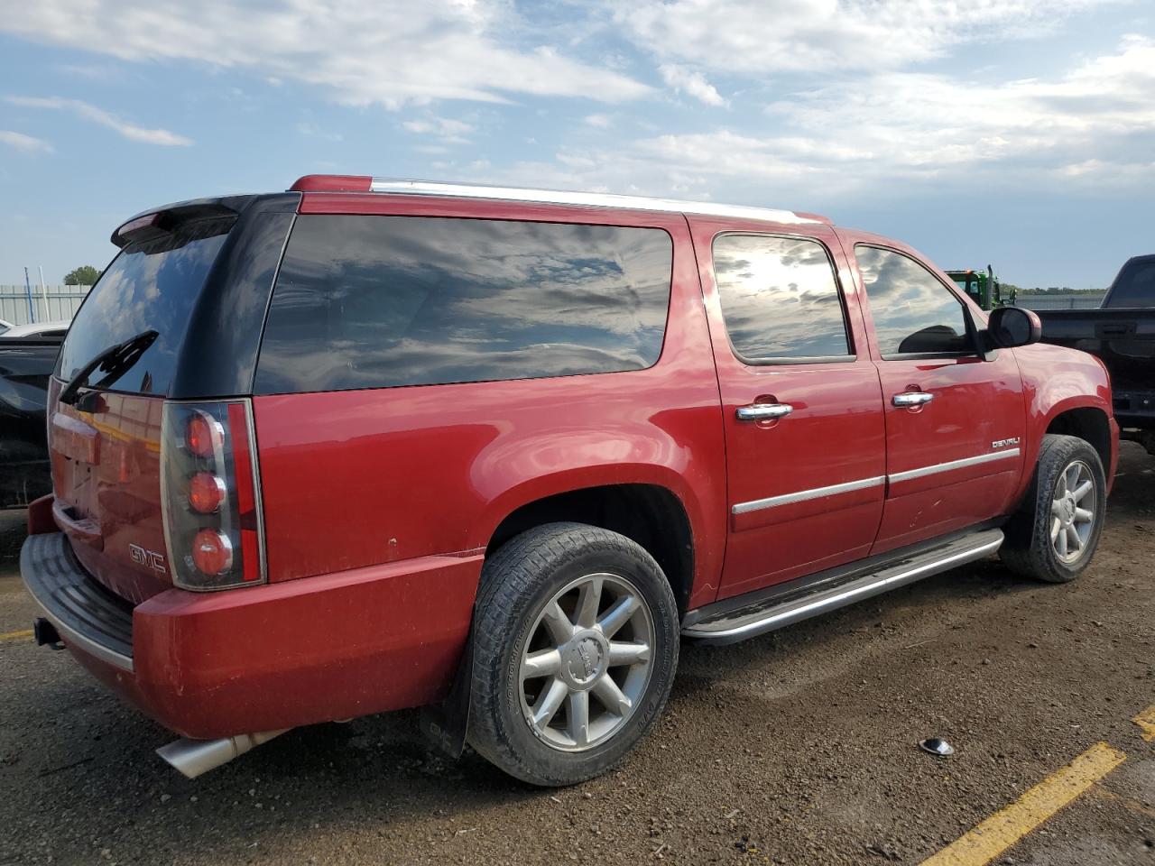 GMC Yukon Denali Image 6