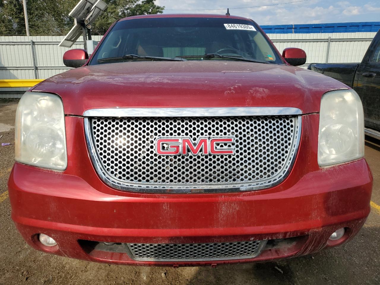 GMC Yukon Denali Image 4