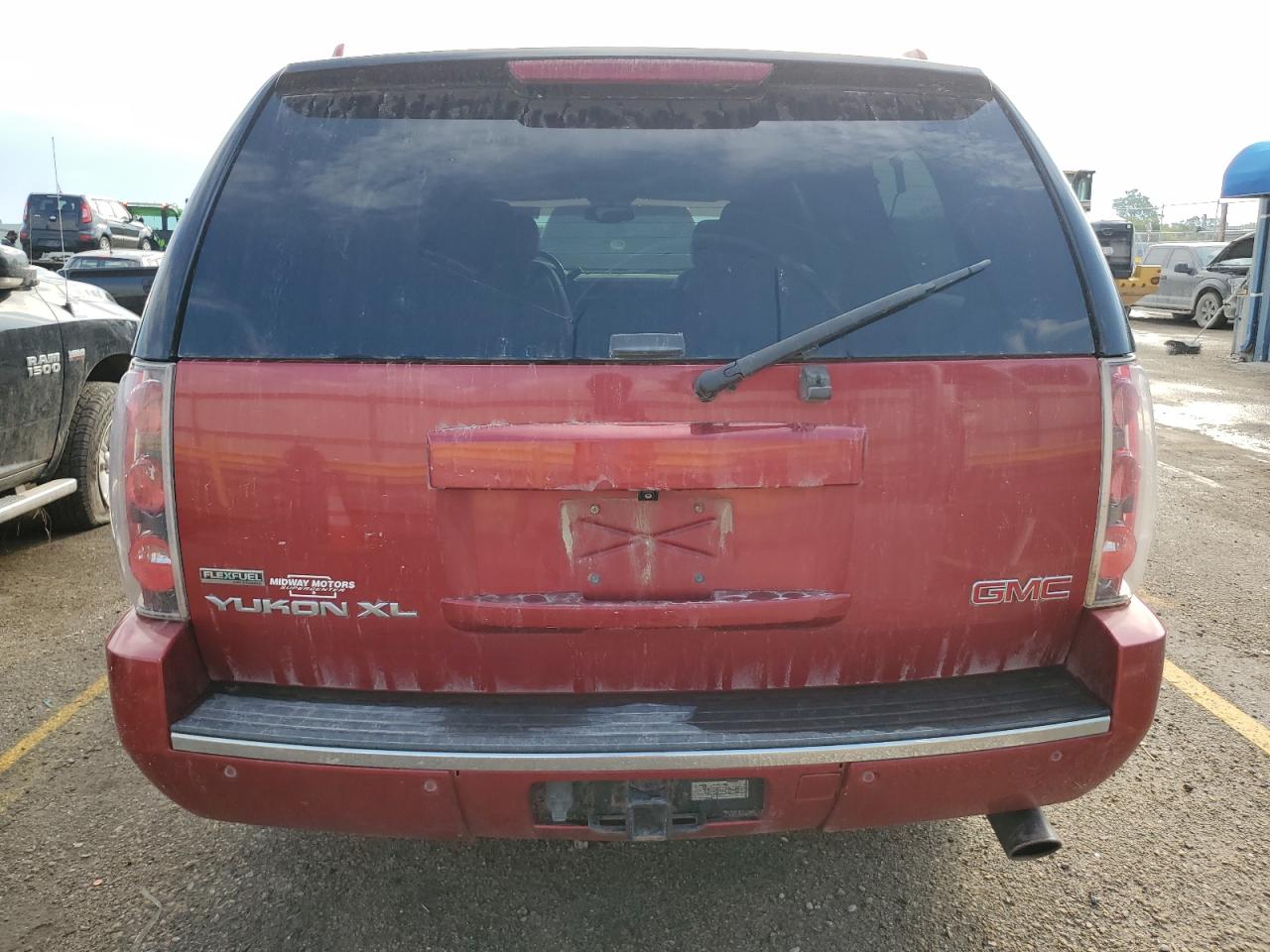 GMC Yukon Denali Image 7