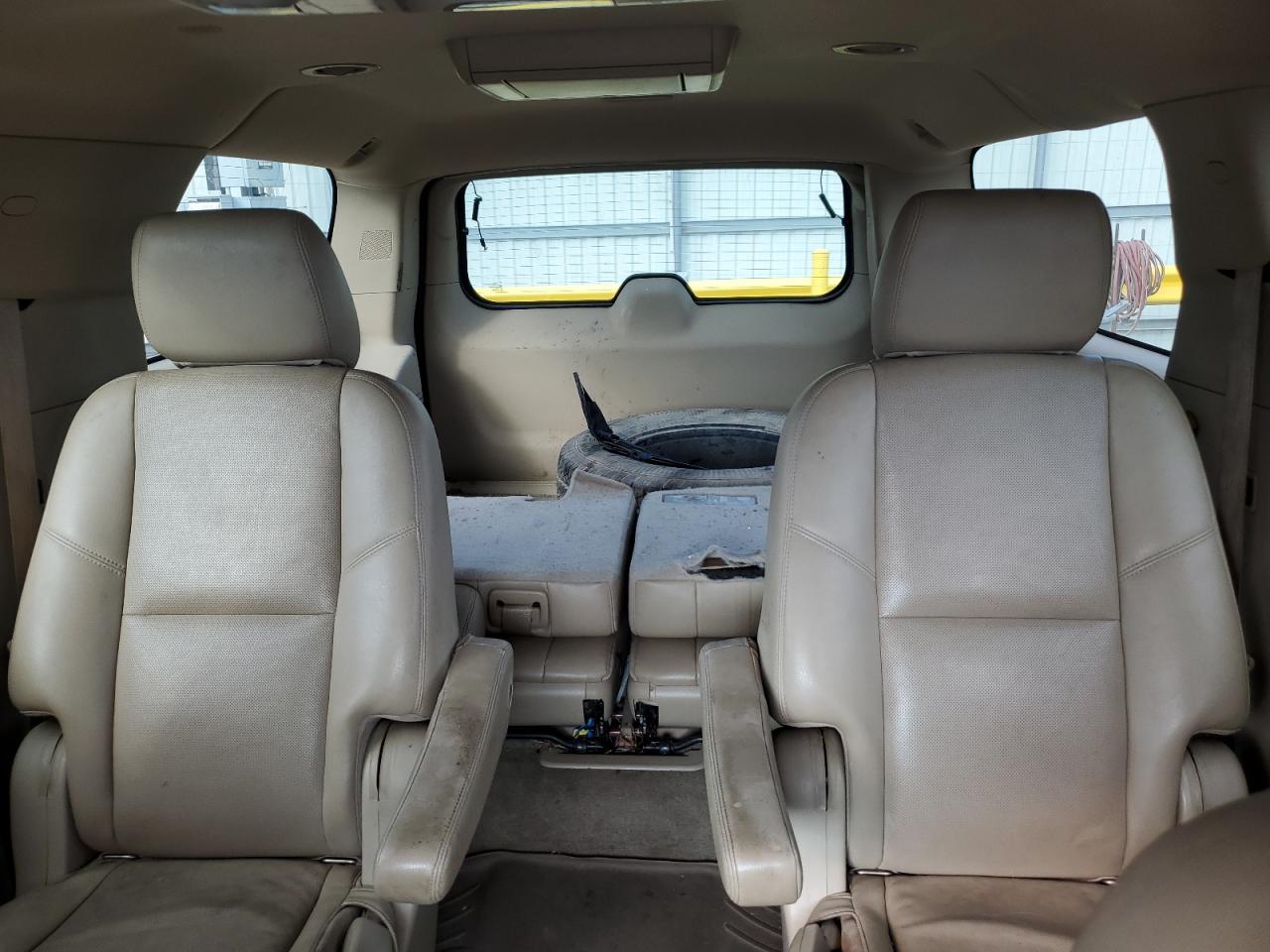 GMC Yukon Denali Image 12