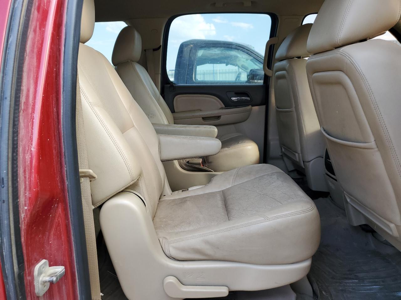 GMC Yukon Denali Image 9