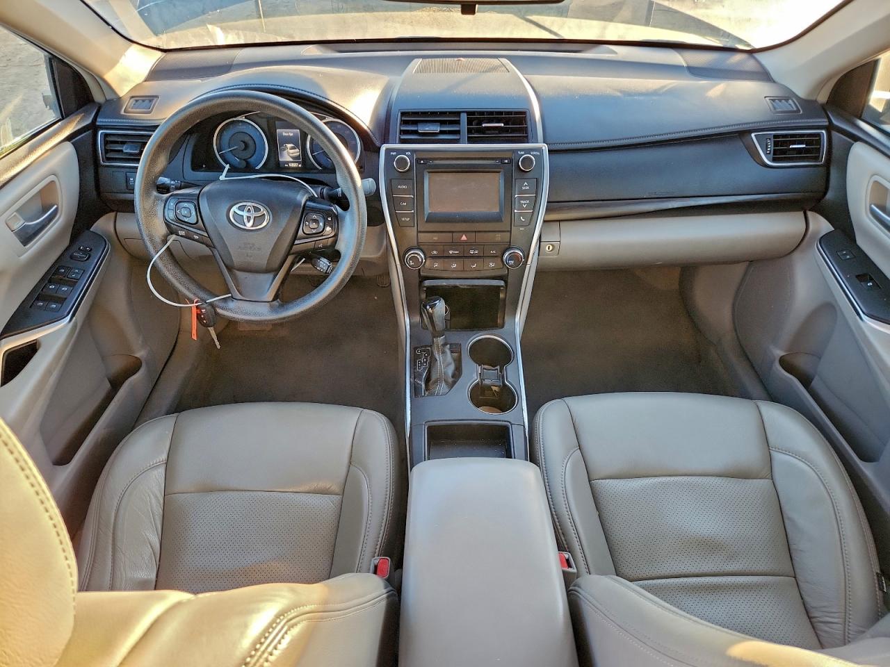 Toyota Camry Le Image 9