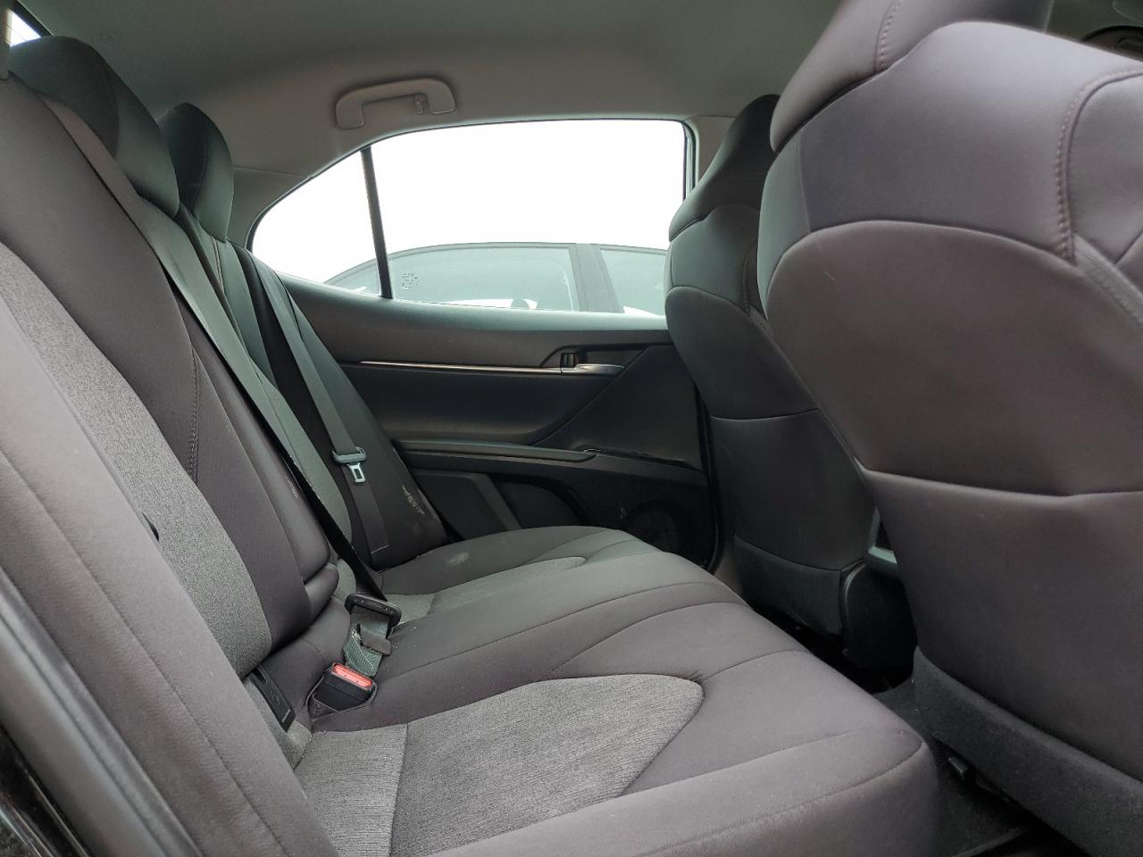 Toyota Camry L Image 11