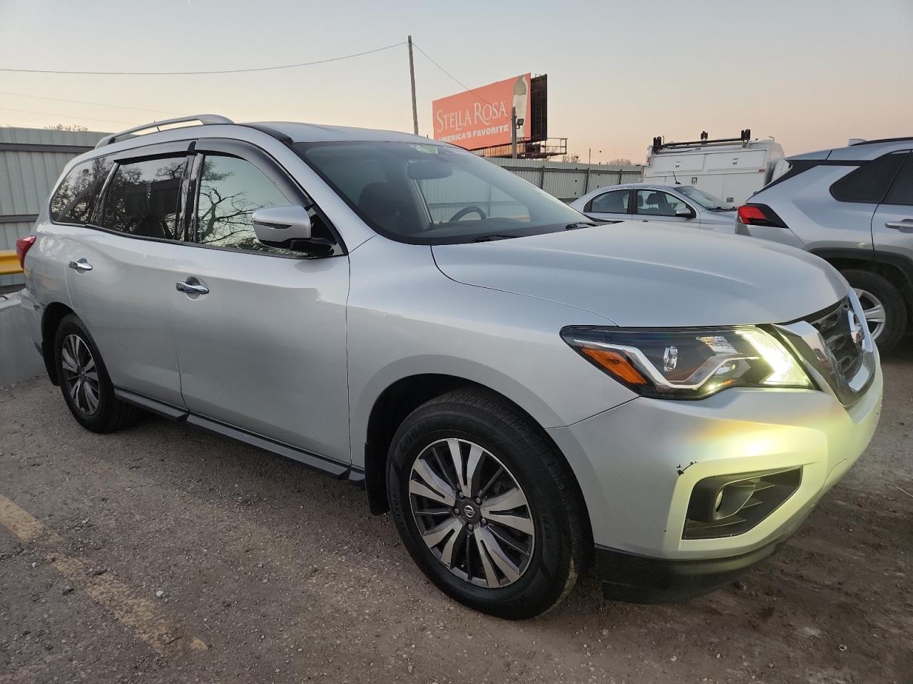 Nissan Pathfinder S Image 3